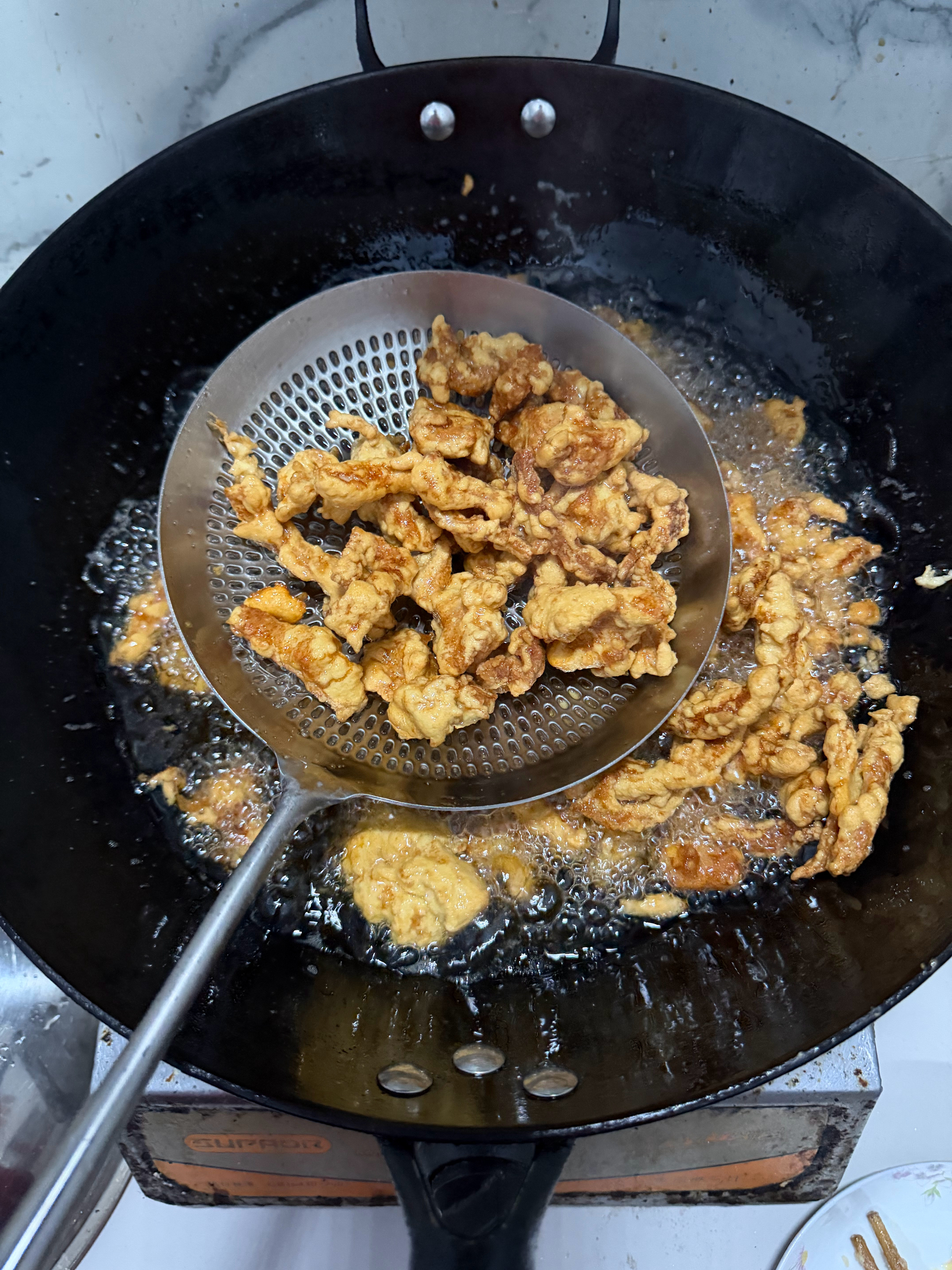 糖醋里脊，这是无敌小孩菜，小孩不喜欢吃大鱼大肉，他们喜欢甜酸口味的菜，之后和小孩