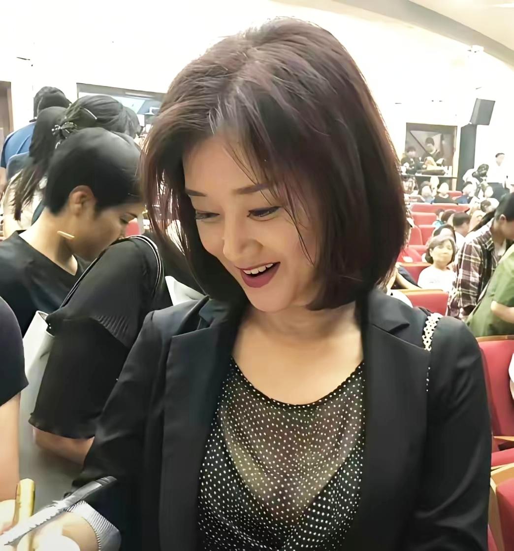 宋祖英好久不见，今年已经60岁宋祖英状态太好了，看起来特别年轻，素颜出镜依旧气