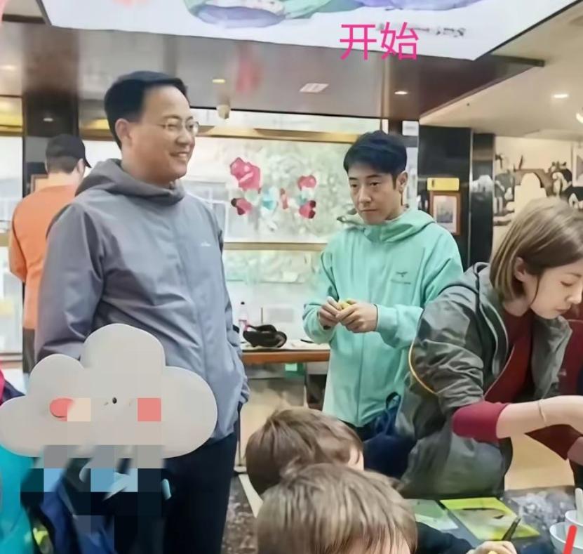 撒贝宁这顿饭，估计让他洋岳父毕生难忘。一桌子菜上来，李白娘家人筷子都不知道往哪伸