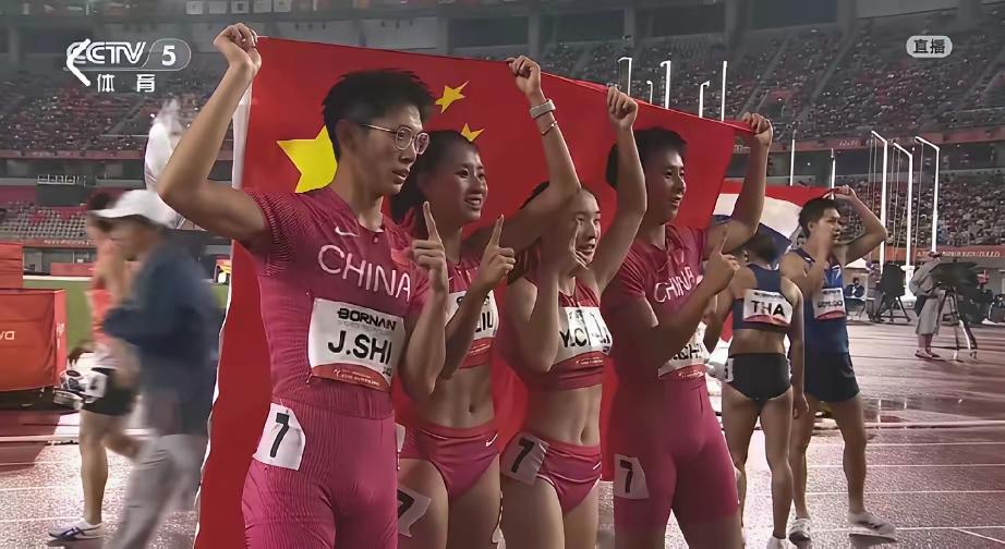 “小孩姐”这下真是太有出息了！混合4×100米接力决赛，最后一棒的她连超2人又夺