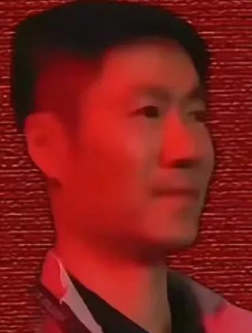 王励勤慈父般笑容，孙颖莎3:2险胜！这场比赛，看得人心惊肉跳。孙颖莎