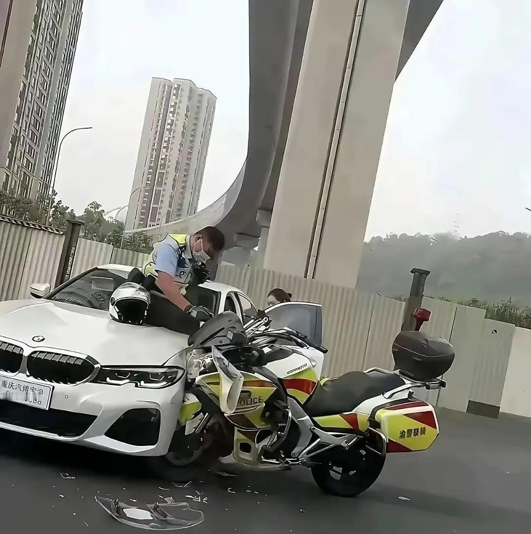 交警极速撞上了宝马车，要不要报警让交警来处理？[大笑]这情况看得让人挺懵的，场