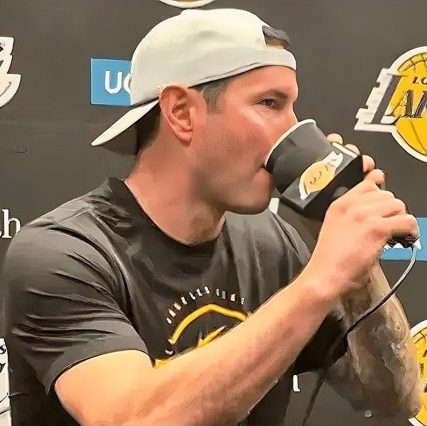 湖人今天赢球后，雷迪克说出了心里话！湖人以110-93击败猛龙。赛后采访，雷