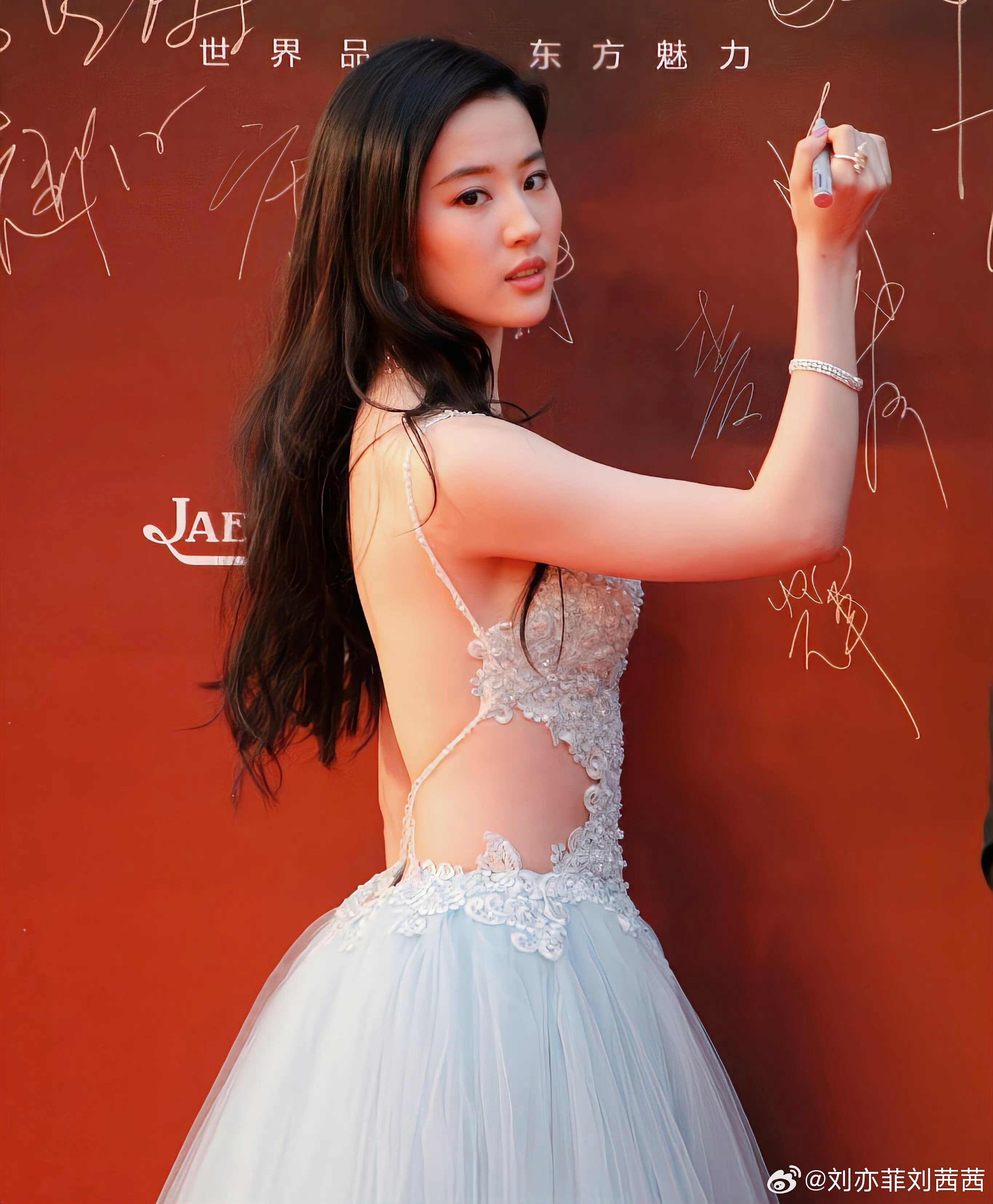 刘亦菲之前红毯造型堪称惊艳，一袭浅蓝纱质礼服，上半身精致银白蕾丝与水钻刺绣，勾勒
