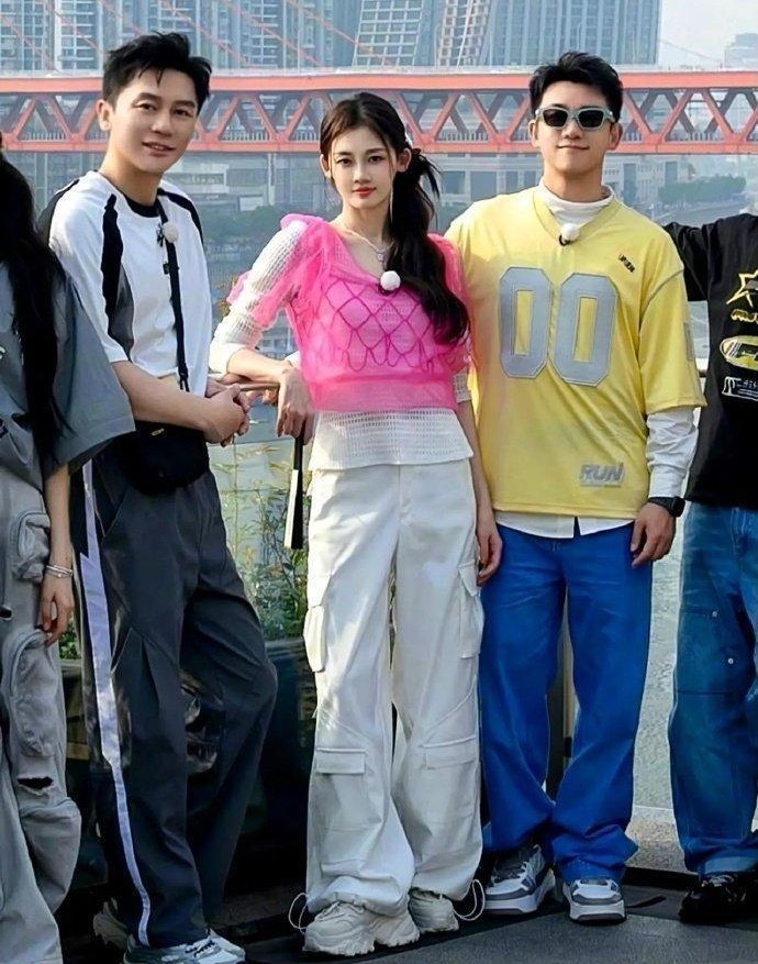 这张大合照里，苗苗美的很突出啊，跳舞的气质就是不一样，生了三个孩子，状态还是那么