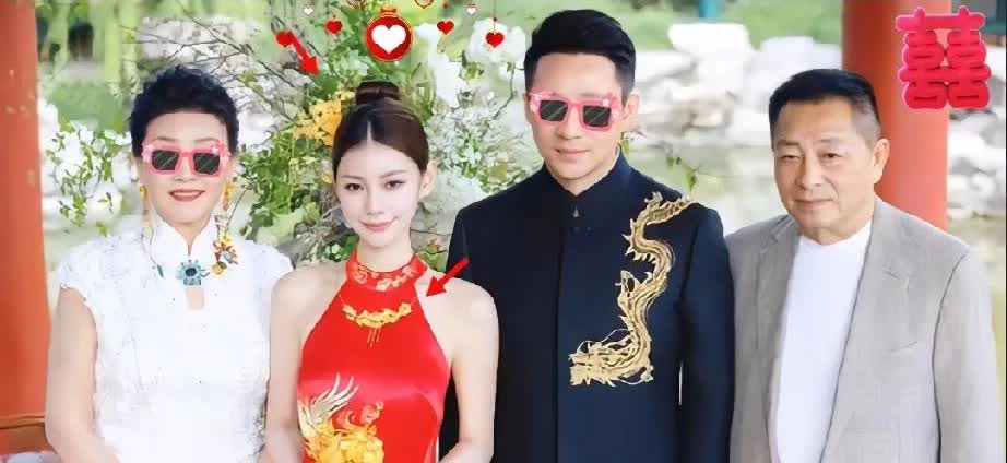 看看马晓梅的三金值多少钱，黄金凤钗份量不轻，手上的捧花是金子打造的，旗袍上的吊坠