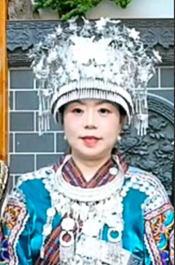 陕西的大红唇晒出几张照片，这是准备想气气许敏的节奏！一盘鱼上专门写着，子孝，