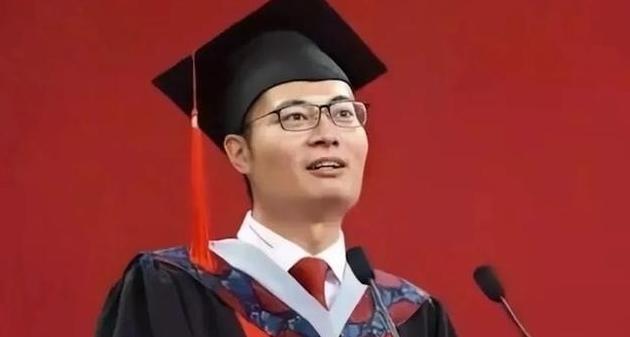 清官难断家务事。就这七个字，让一个北大博士后被全网骂上热搜。2019年，73岁的