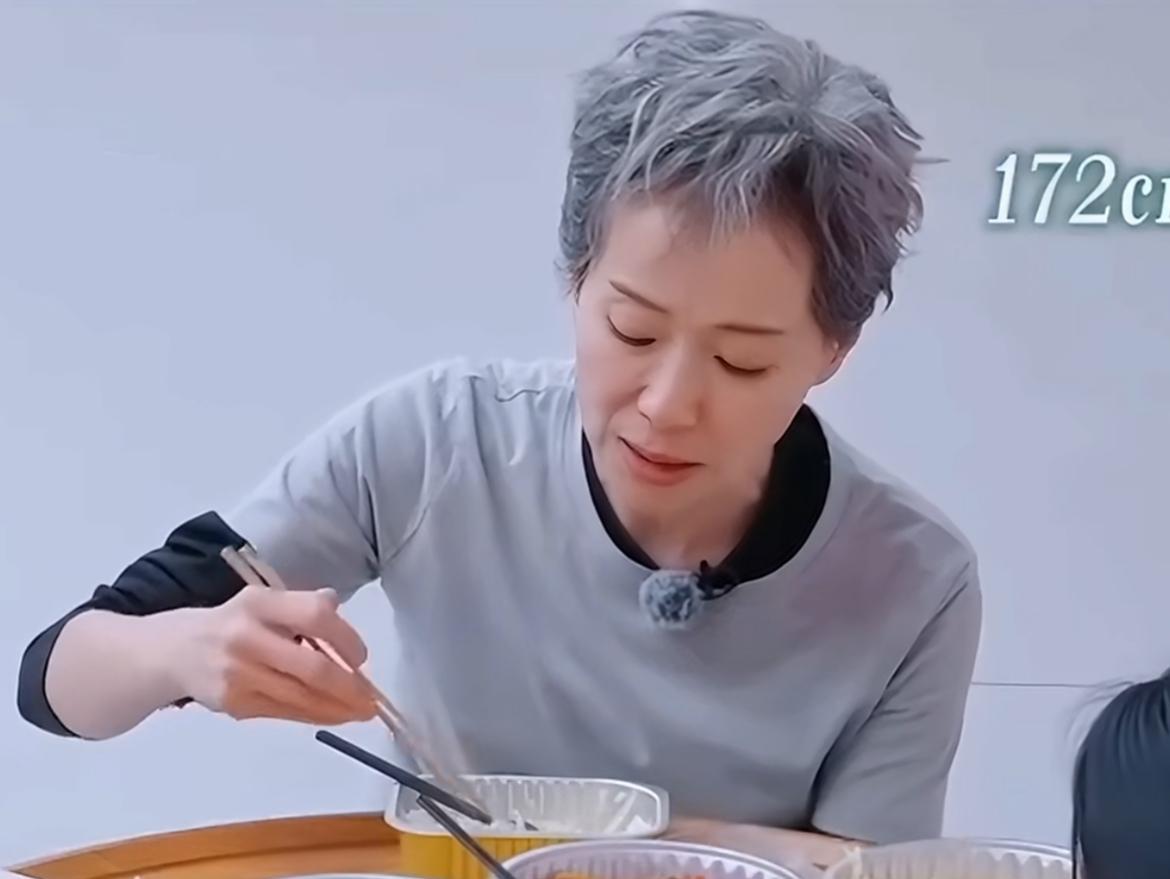 叶童说：“腿长肯定就是看着好看，然后拿东西比较方便，都没了。”乘风姐姐表示：“