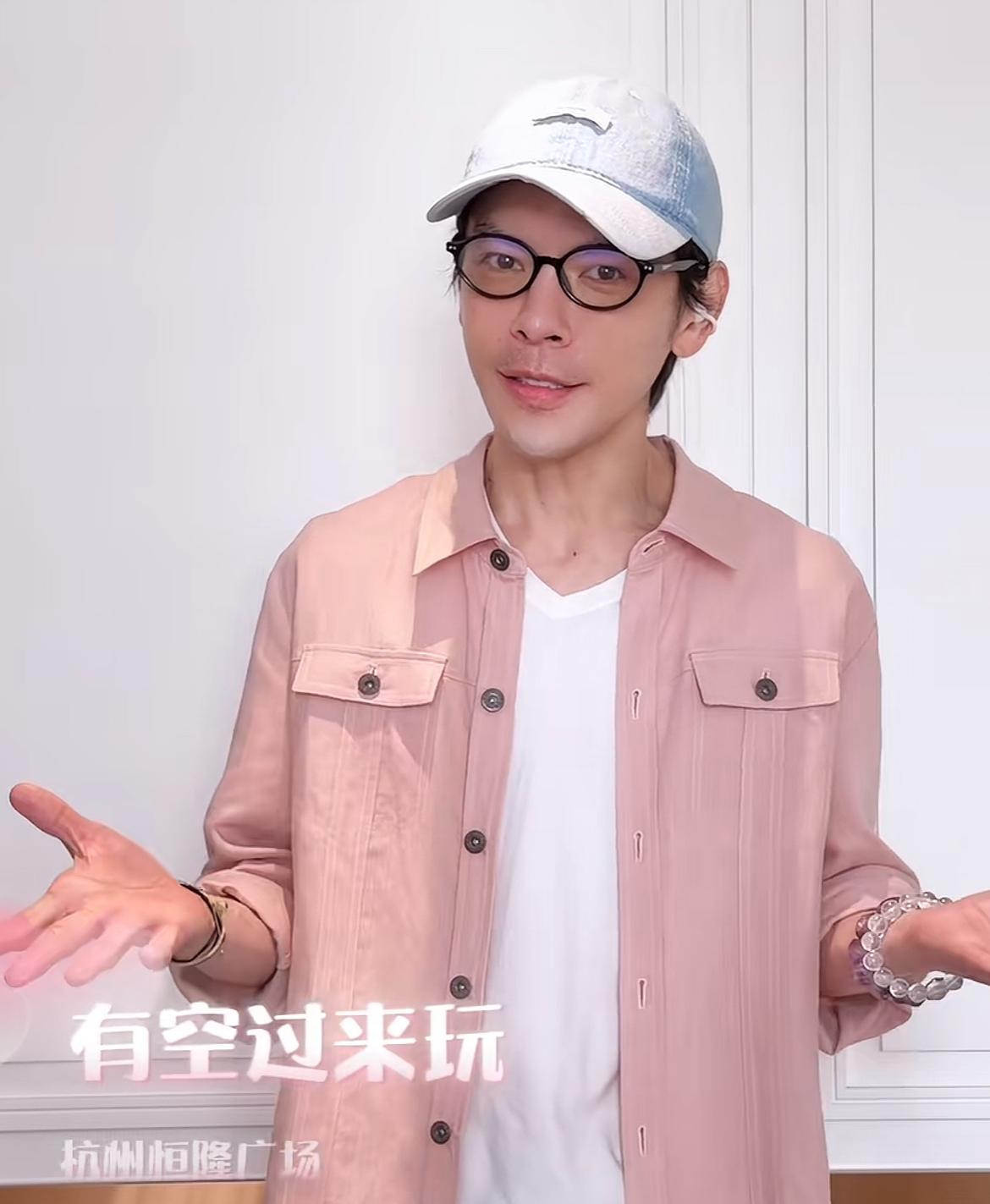 向佐回应妈妈向太喊话：采访没夸她。另外，关于弟弟的躯体化，他也给出了答案，不过