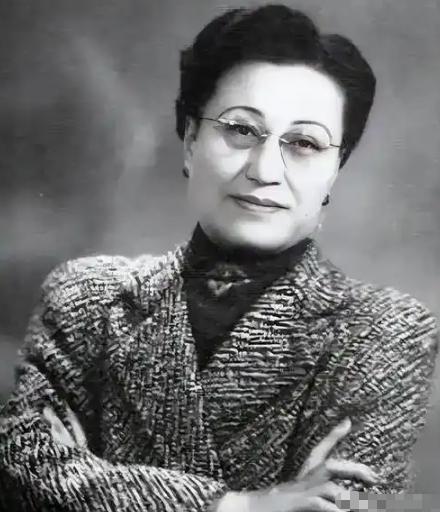 1919年，张家佣人朱逸民，嫁给了东家张静江。你没有看错。贫苦人家的女孩，在主人