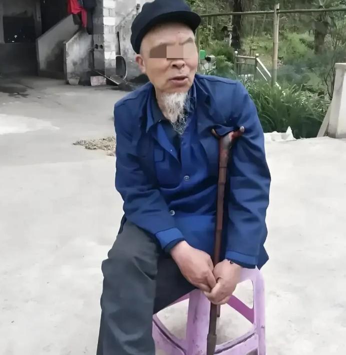 “差点什么都没了！”2月21日，四川，75岁盲人老伴去世后被妹妹接回家中，妹妹主