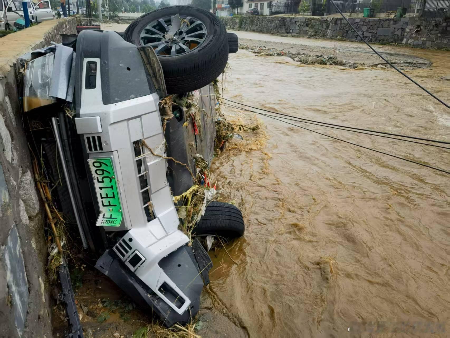 你听说河北暴雨那个豹5车主没？真事儿！大哥见义勇为开自己新车去救泡水的被困车辆，