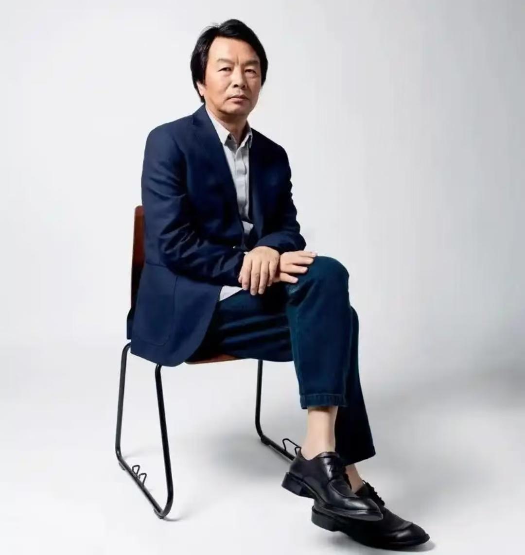 刘震云说：“一定要牢牢记住两条人性铁律：单人针对，是忌惮你；众人围攻，是奈