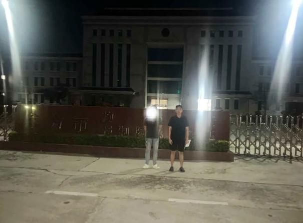 “这下傻眼了吧？”海南，男子因情感矛盾多次上门找前妻，敲门、呼喊，前妻就是不开。