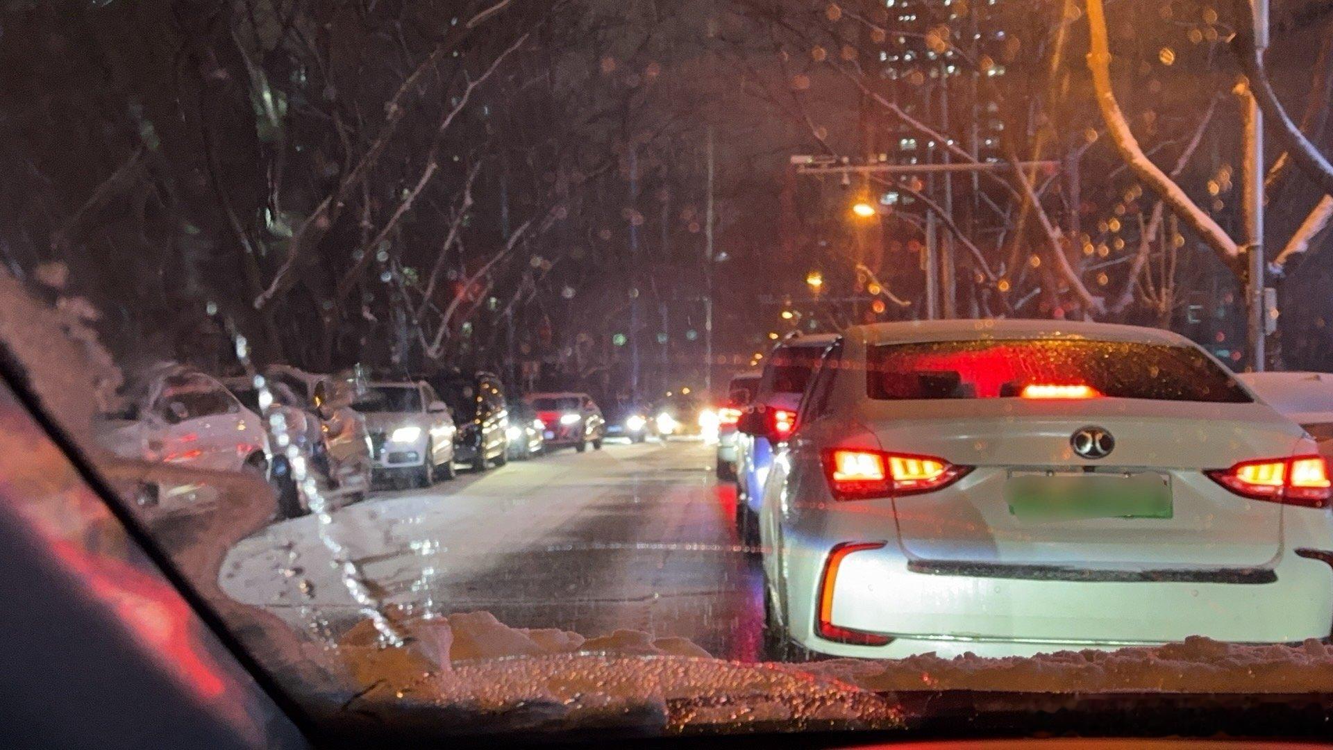 北京今天这路面太滑了！！！各位一定注意安全！⚠️北京马路结冰了‼️晚上去接老妈，