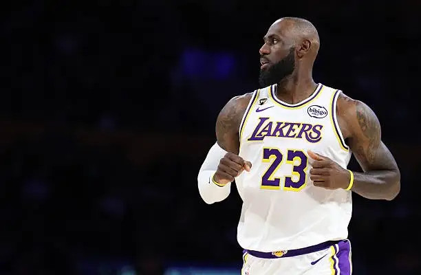 记者爆料马刺完成重大交易据ESPN名记Shams报道，马刺与前活塞前锋哈里斯签下