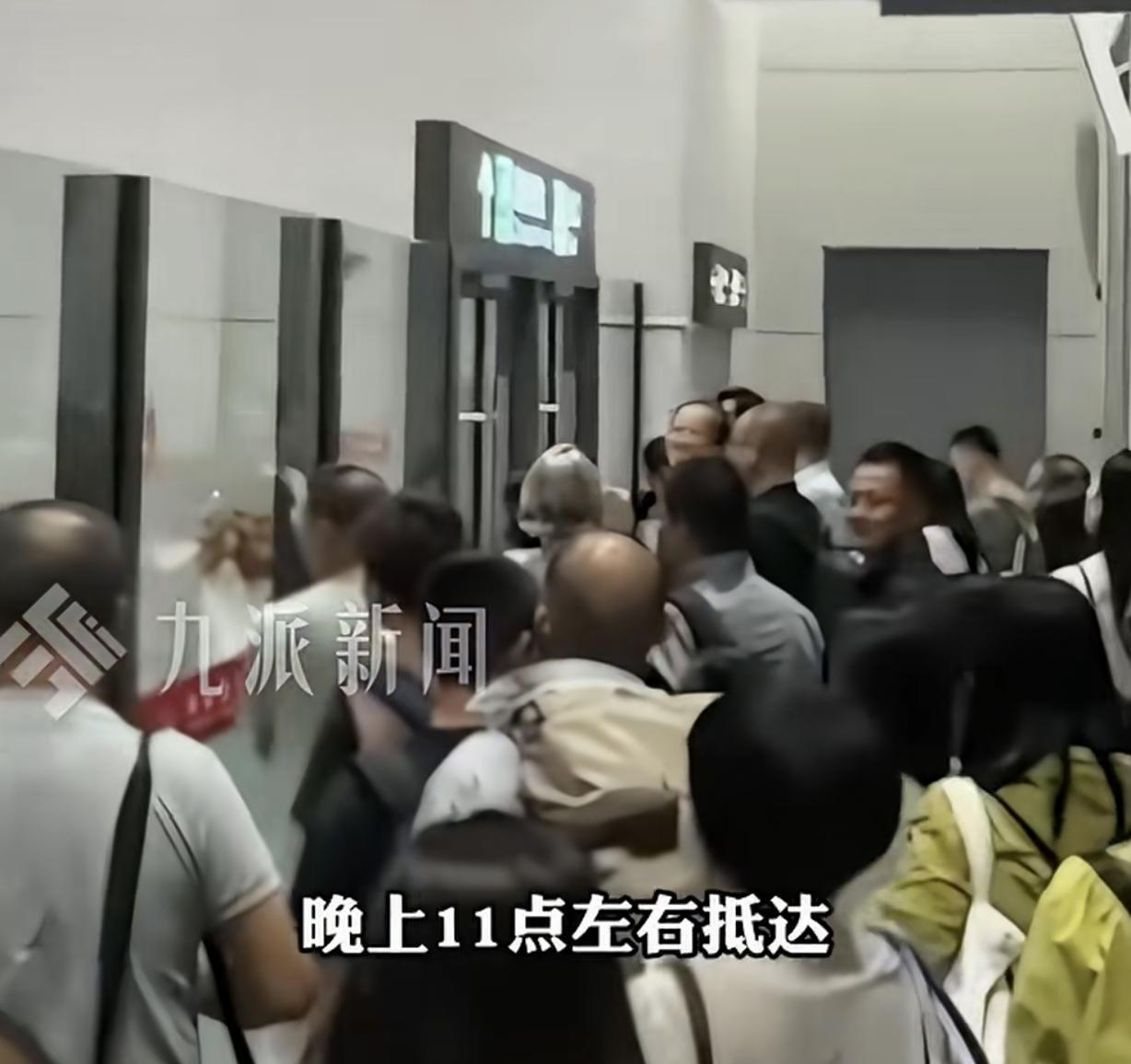 “笑不活了！”甘肃敦煌，一女子半夜11点乘飞机抵达机场。可万万没想到，飞机到了，
