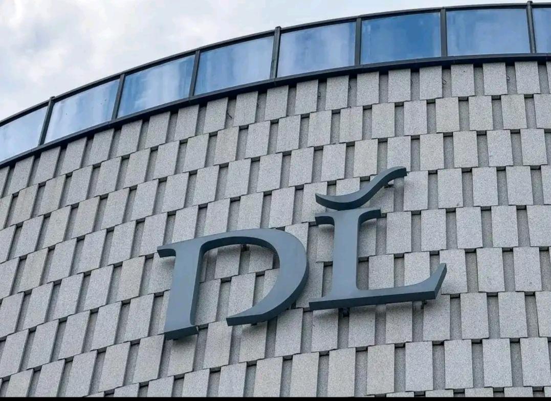 胖东来招中英翻译助理岗，年薪50万起，带薪休假60天，看着很眼红吧。但是，胖东来