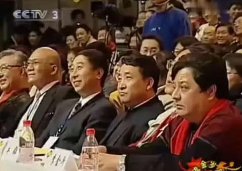 杨少华在相声界的最大优势当属“长寿”。看到2002年第一届相声大赛时，赵伟洲与杨
