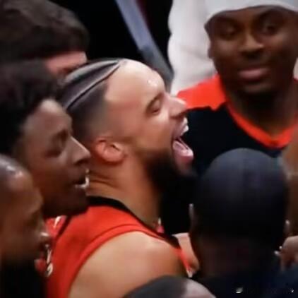 亚历山大赛后与布克狄龙熊抱热聊12胜0负，连续三年首轮横扫。雷霆不是在打季后赛，