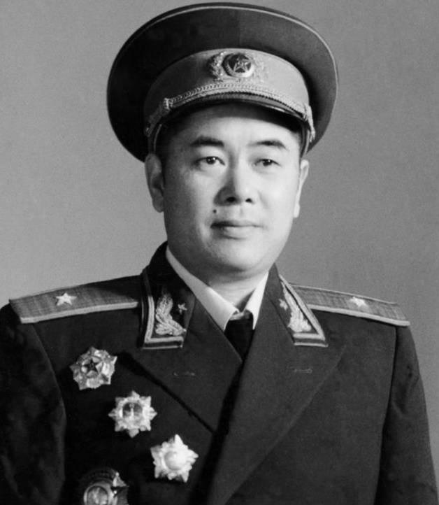 1985年，福州军区被撤，司令员江拥辉远赴北京开会，却发现自己并无新任命。回到福