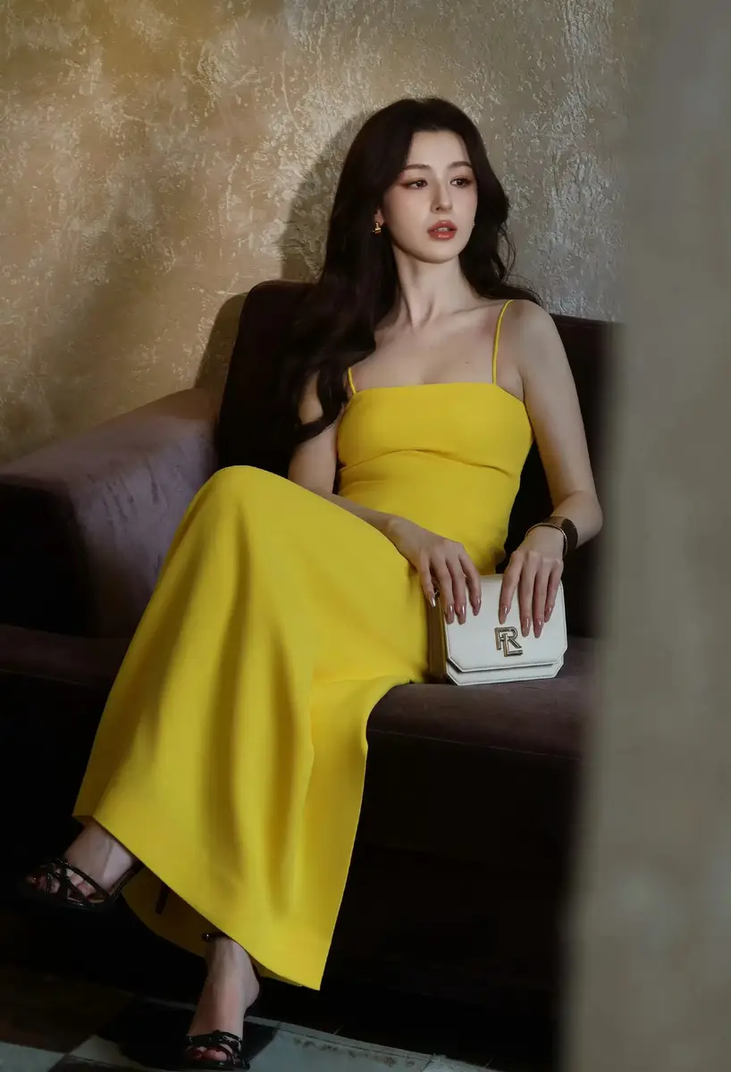 哈妮克孜穿明黄裙大波浪发型明艳靓丽