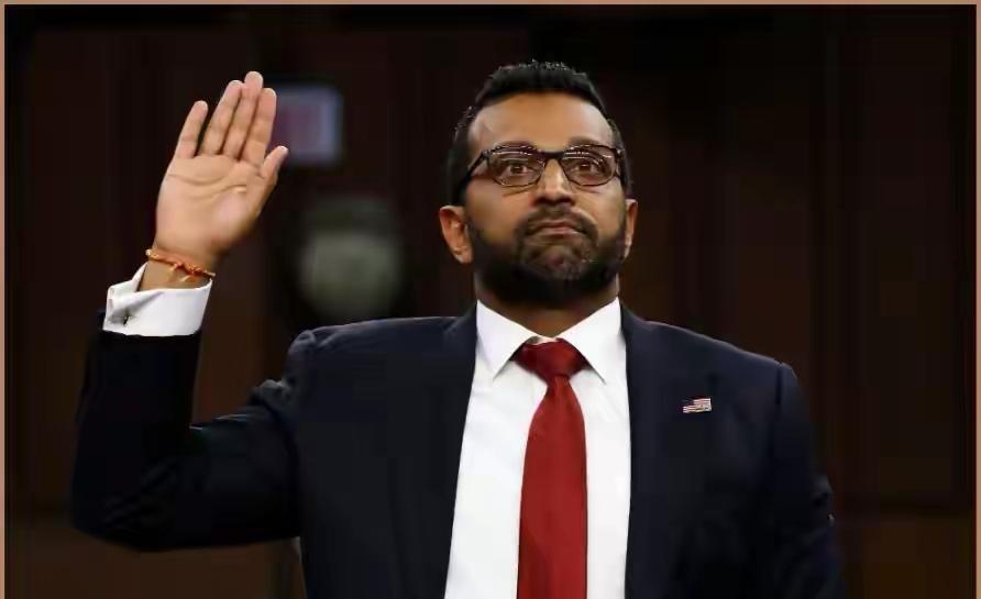 笑不活了！FBI局长6000万专机约会，美国“零腐败”吹塌了。家人们谁懂啊