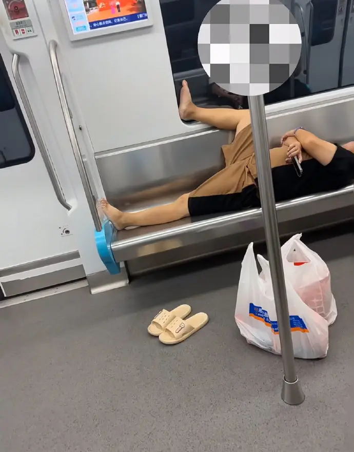 地铁上这种行为，为啥没有人管一管呢？