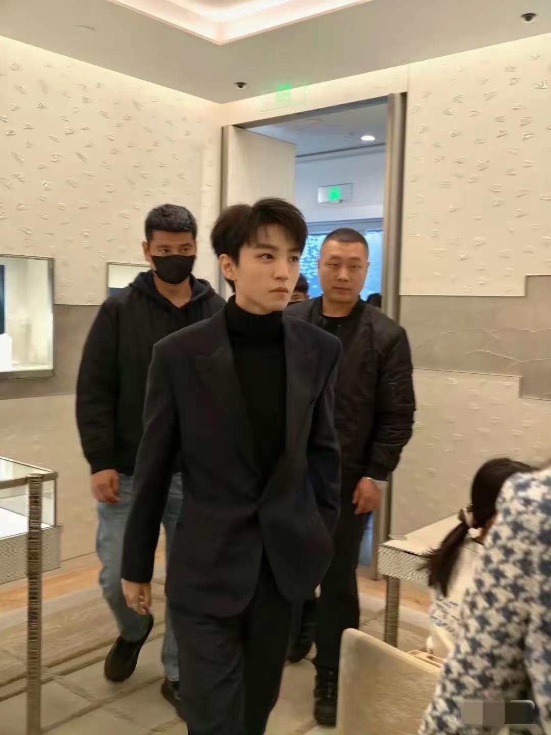 王俊凯自从不火之后，好像面相都变了！这是最近王俊凯的现场照片，怎么看都和以前