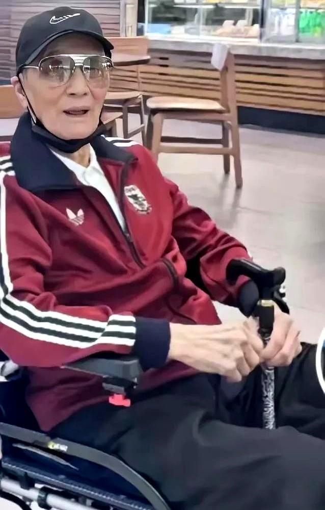 快90岁的谢贤，坐轮椅也得扎个马尾，戴着墨镜，一身潮牌。最近在太平山顶喝咖啡