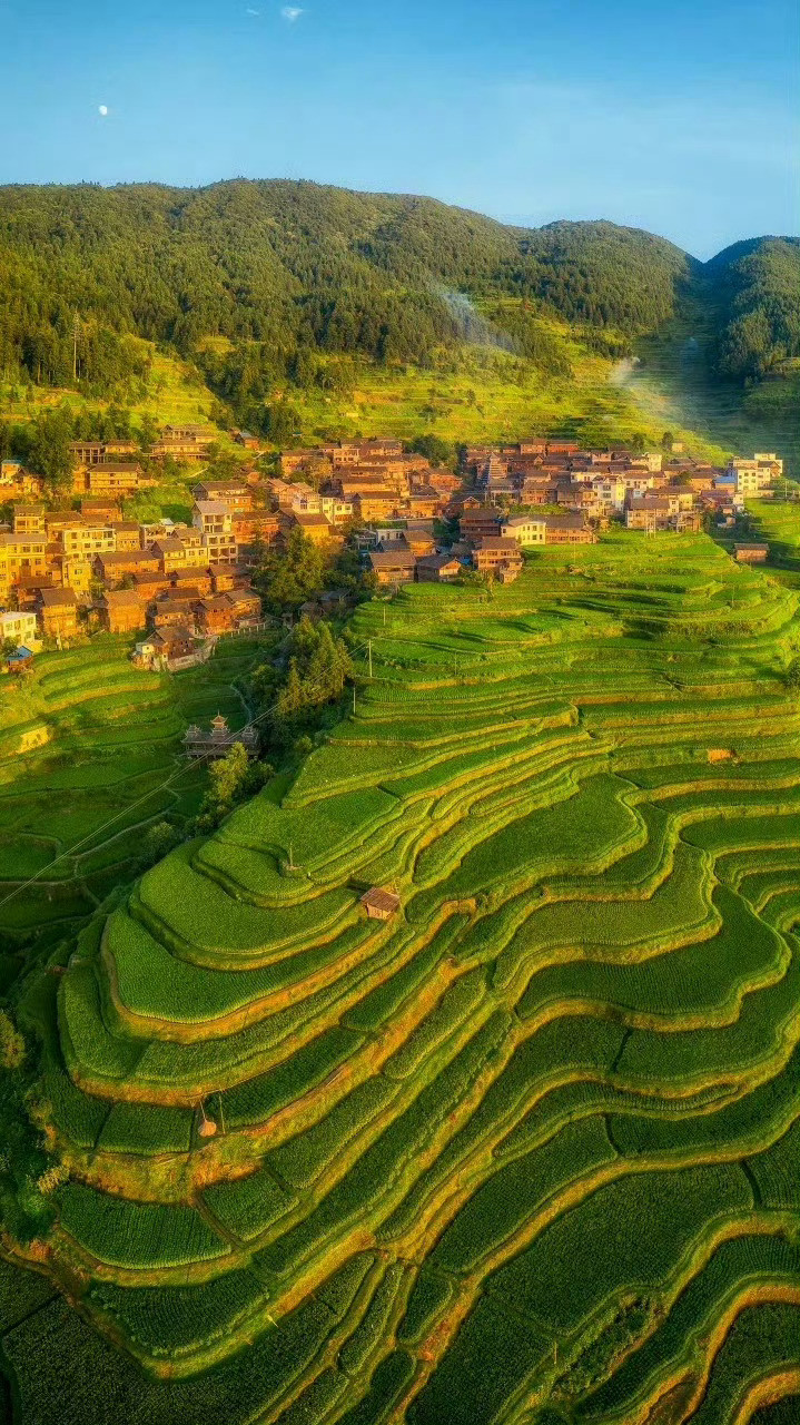 黔东南，山清水秀，景观原始而秀丽；却又能从山坳间的隧道、层层叠叠的梯田感受到最美