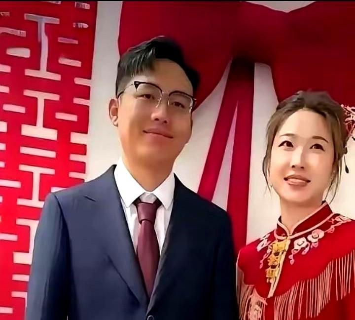 厦门这个小伙子，高一刚入学，一眼就看中了讲台上的生物老师兼班主任。为了这份不敢宣