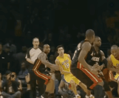 韦德的速度、防守意识与技巧在NBA后卫中皆属顶尖水平，然而面对科比的逆天发挥，有