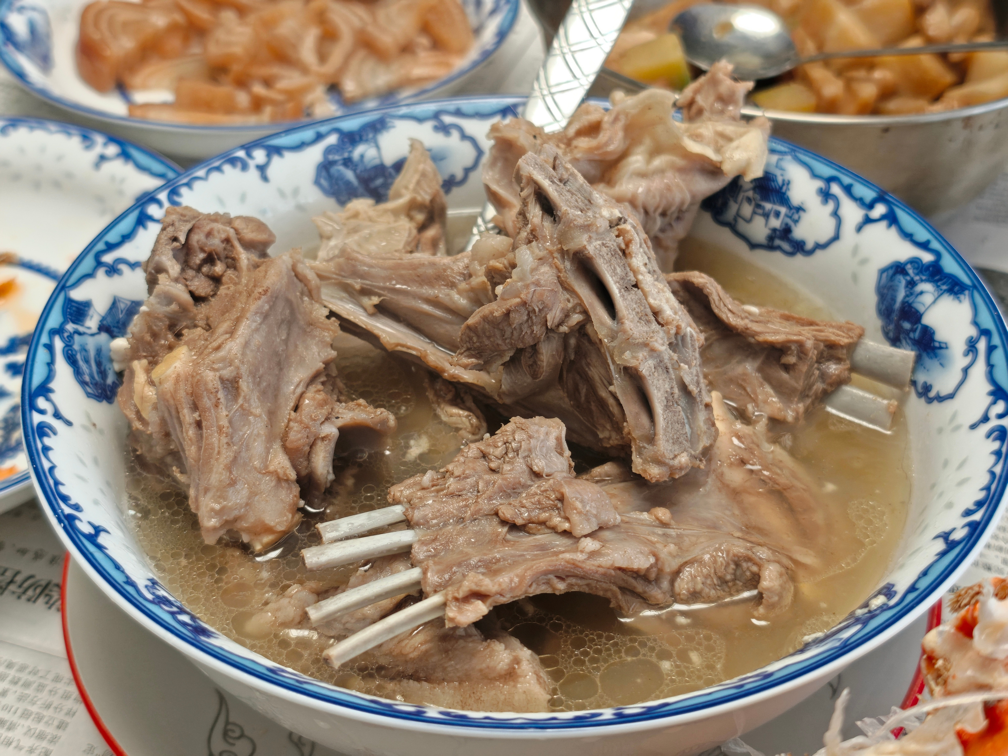 带着年货过来看看老太太。正好蹭到新疆的小羊羔。现杀了直接冻好了寄过来的。现在新疆