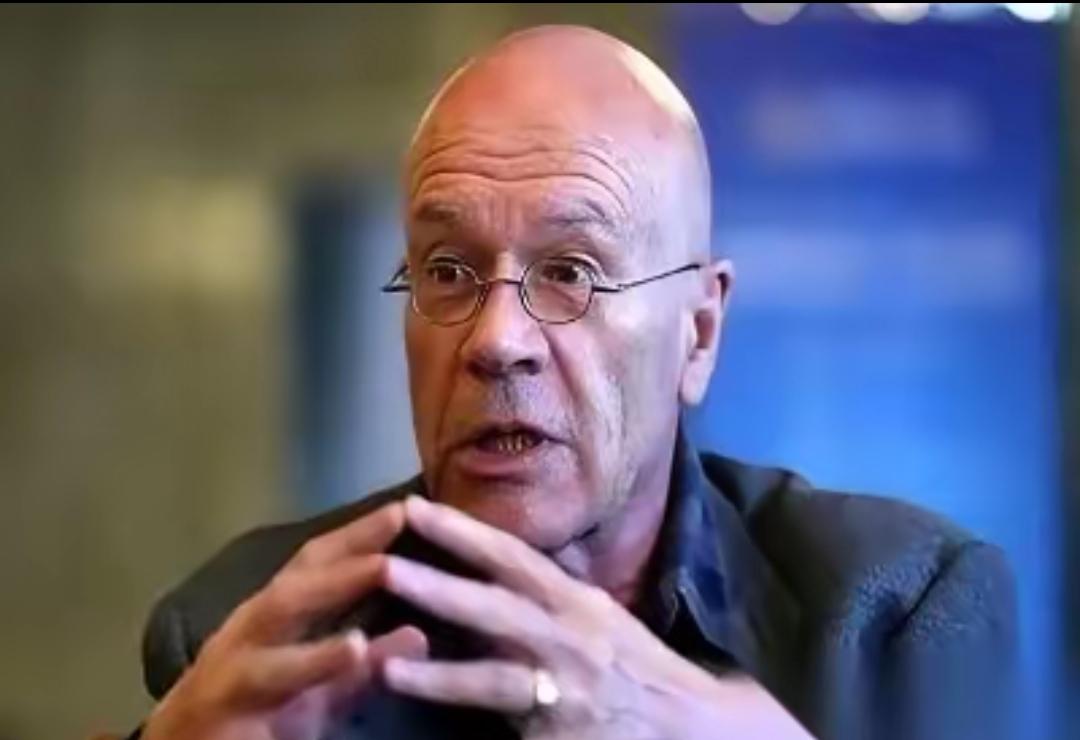 笑死，一个英国老头一句话把美国干沉默了。他说，一个靠战争发家、才风光了一百来年