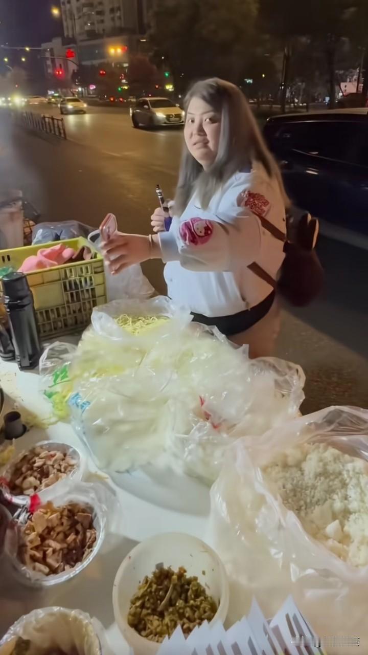 双十二凌晨1点多，上海一小姐姐在路边买炒面，老板问她要加什么，小姐姐说：“把摊上