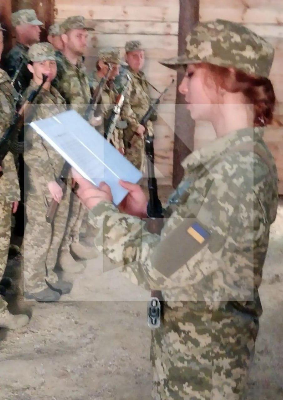 乌克兰前线，女兵比例越来越高，前线战斗部队中，不仅有年轻的女性，老年男性，甚至已