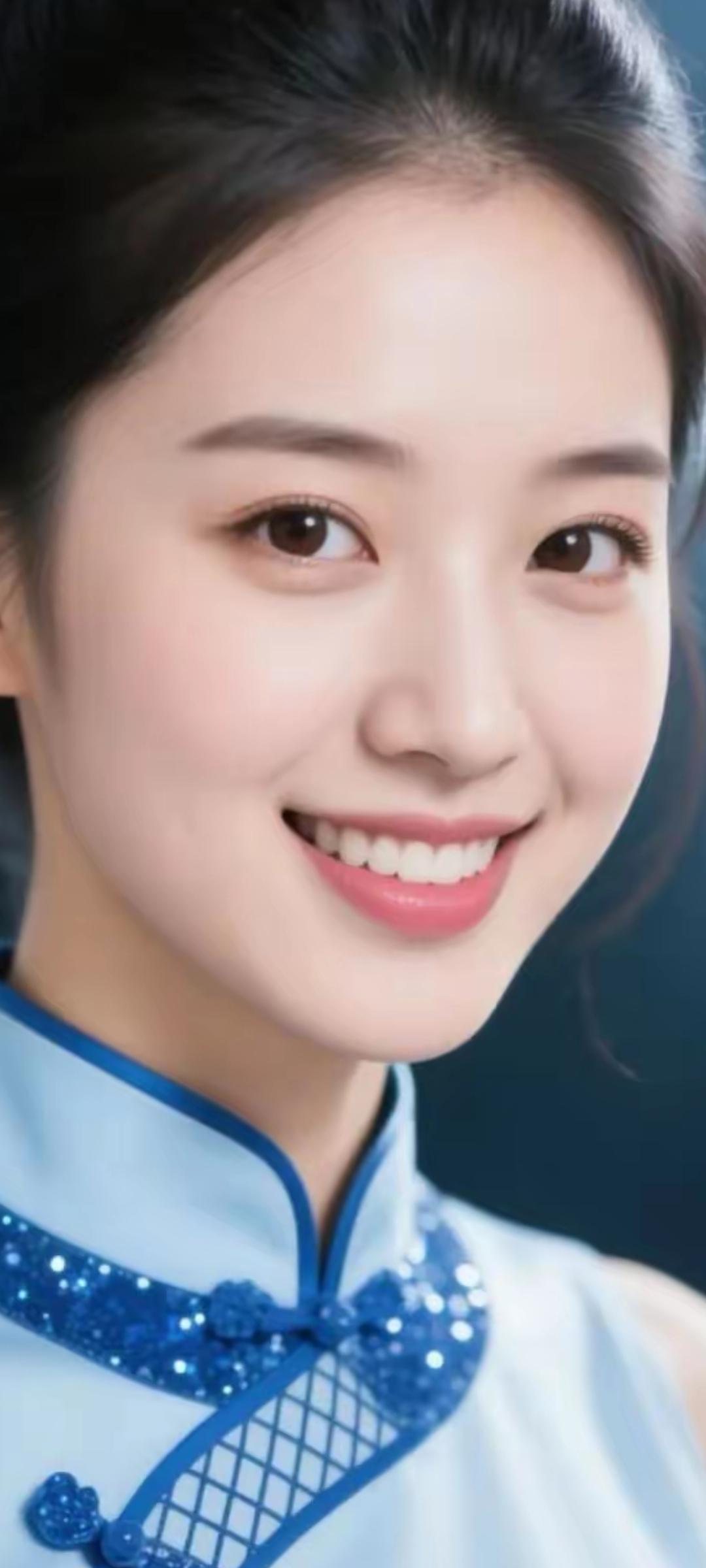 微笑如春风，蓝衣似海洋，优雅动人！