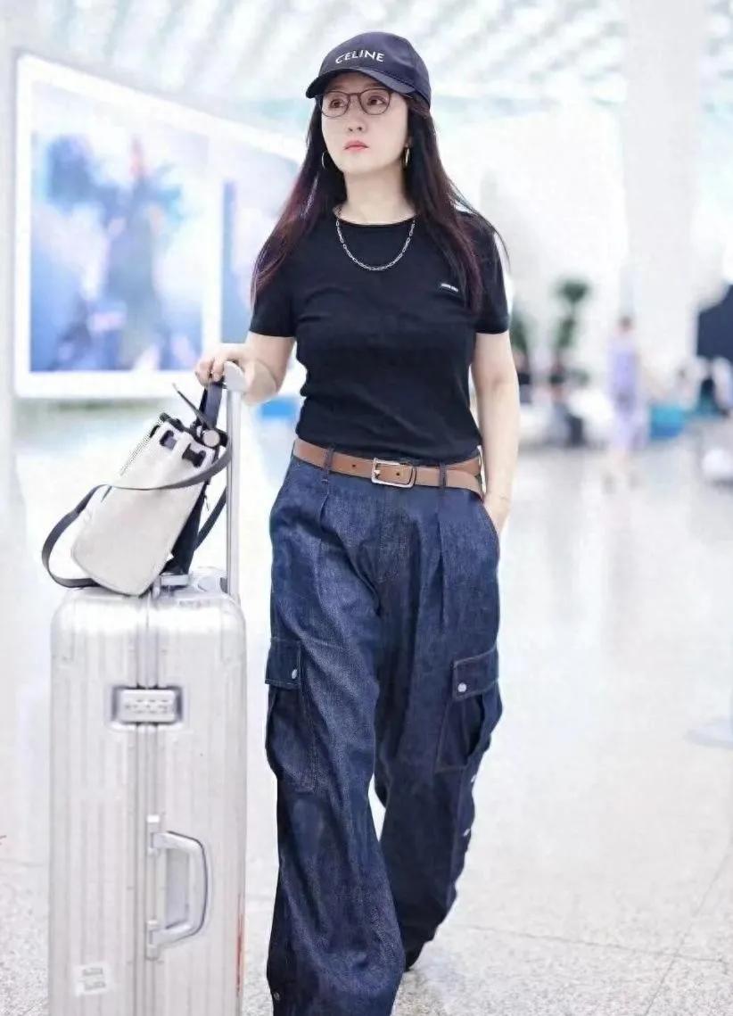 救命！杨钰莹也太不显老了吧！黑T配阔腿牛仔裤，棒球帽一戴，谁看得出她年过半百？?
