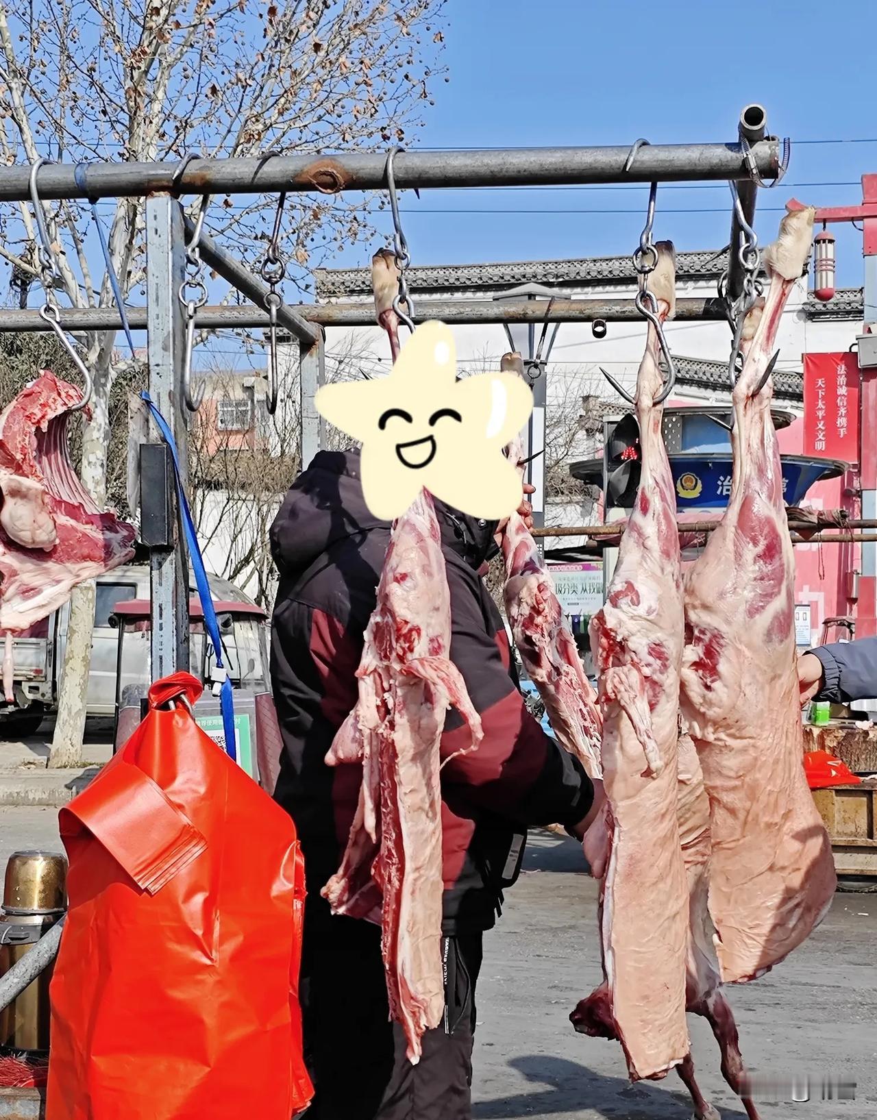 去亲戚家的路上，我特意挑了条新鲜的羊腿，35元一斤，肉质看着就扎实。常听人说