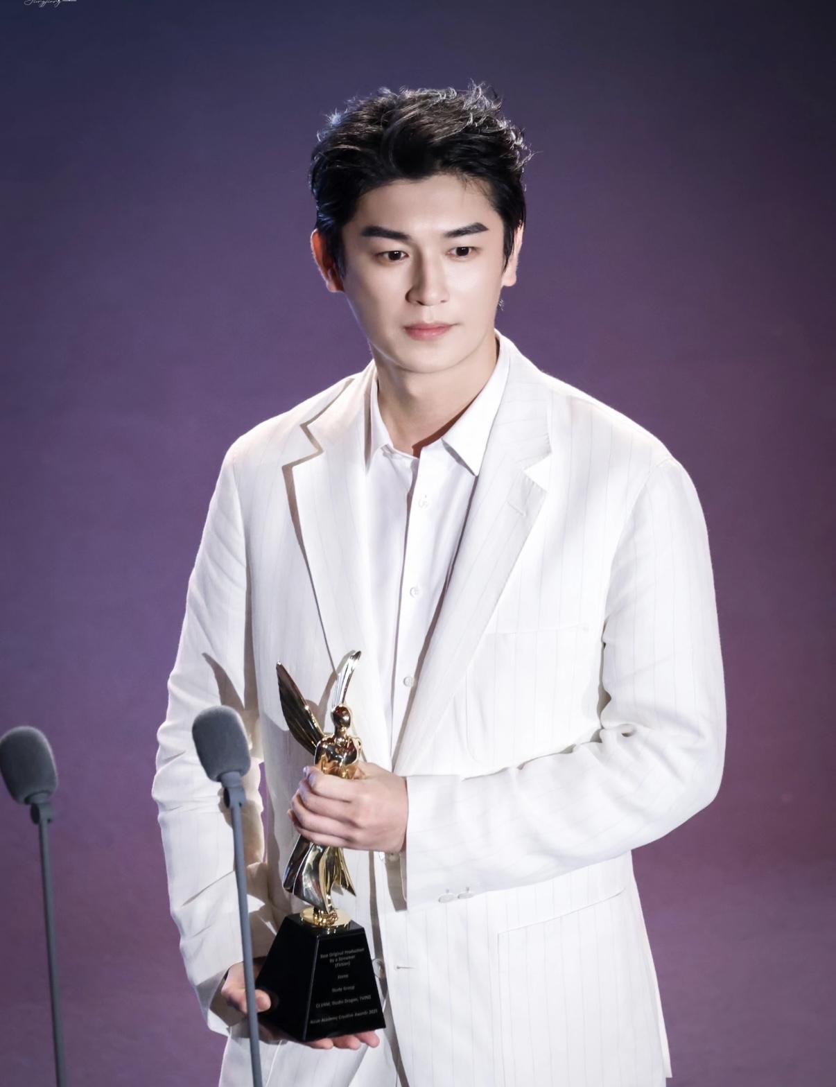 别吹那些“拍三个月就杀青”的敬业通稿了——杨旭文累到扶墙时，还能一秒拔剑出鞘，眼