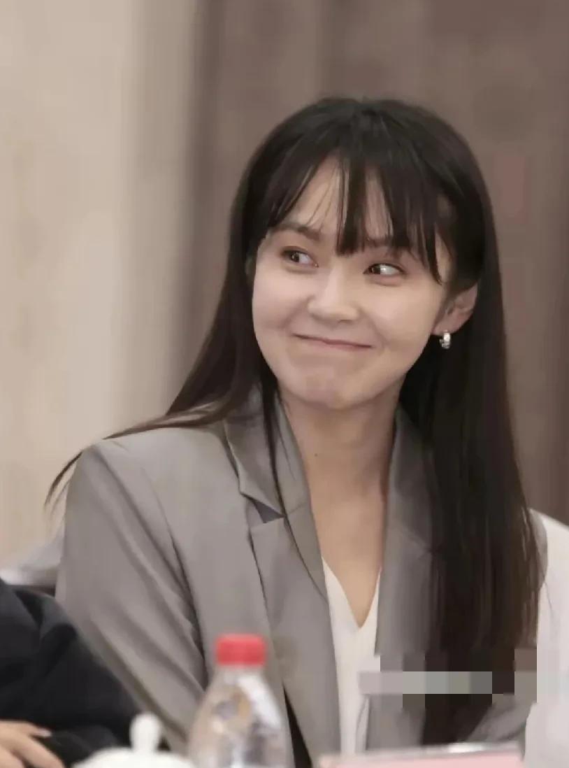 张佳宁不是什么大美女，却格外显小，不过度追求美貌，只磨练演技，圈粉无数的同时越来