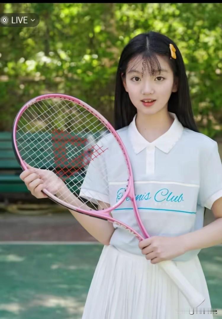 阿拉蕾真的是童星里面，唯一一个没有长残的小孩了！长大以后比小时候还要好看漂亮。真