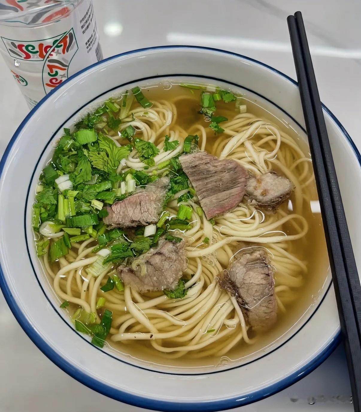 我终于知道了，为什么有的餐饮店生意越来越差了。那天晚上下班，我路过一家面馆，特意