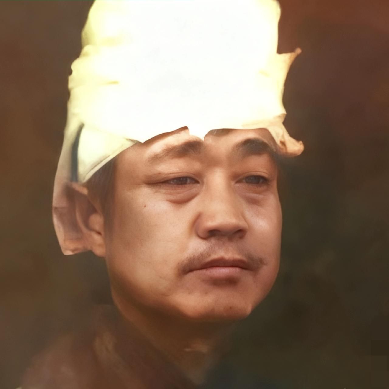 1949年，杜聿明被俘时，留下一张罕见镜头，他身着士兵便装，额头缠着厚重纱布，神