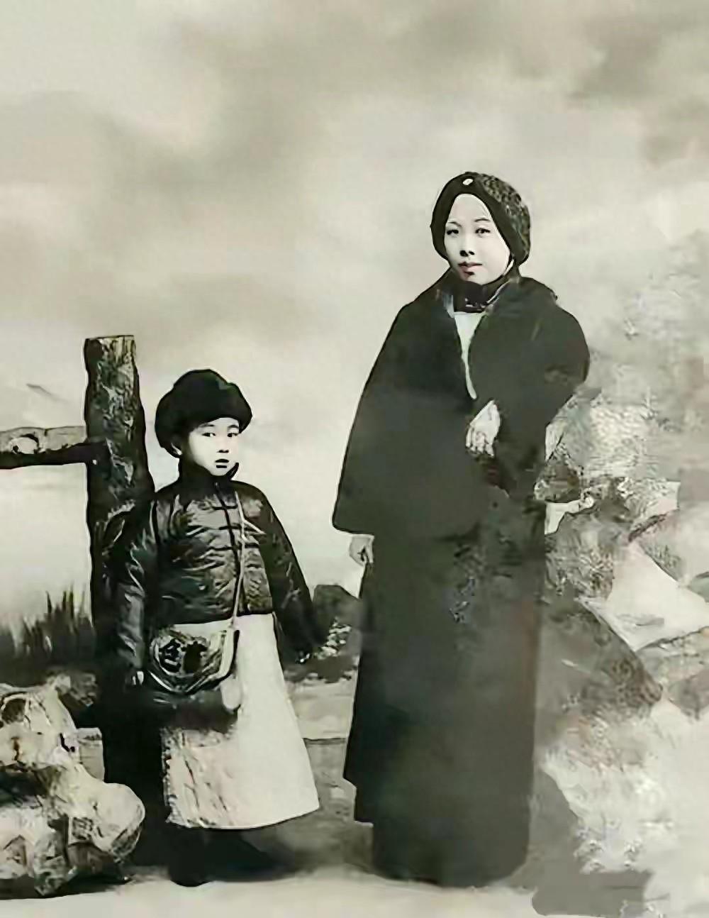 1917年北京，六岁钱学森与母亲章兰娟的珍贵合影，藏着他一生的底色。宣武门外