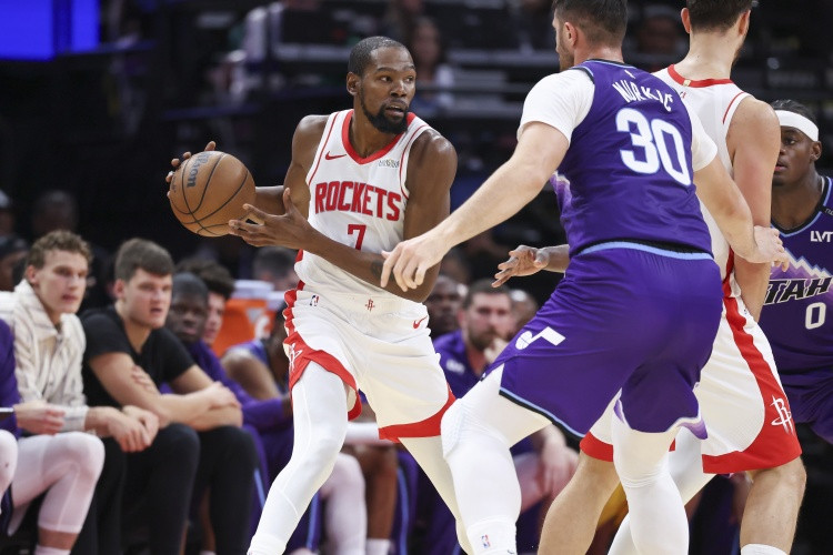 跟之前在篮网、太阳队相比，本赛季在火箭队当中，杜兰特不再疯狂的出手，不再疯狂的刷