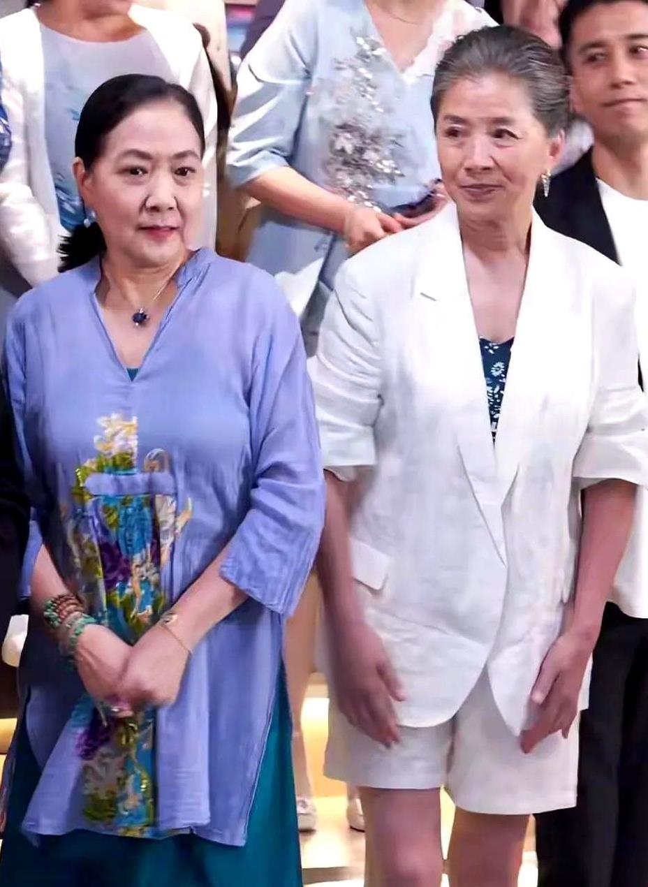 西装勒住呼吸，松弛感却跑赢镜头。迟蓬一丝不苟，沈丹萍随手扣一条围巾，气场立刻反