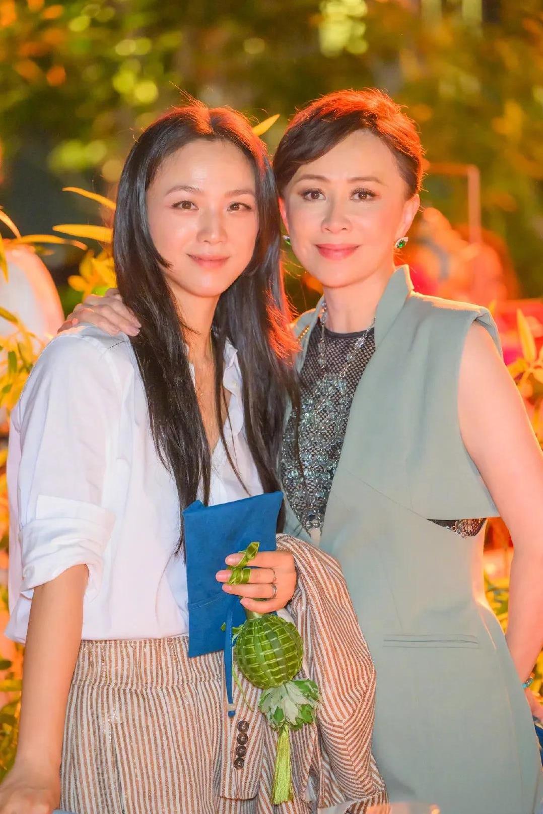 刘嘉玲分享与汤唯谭元元等聚餐合照，全是中外美女！5月17日中午，刘嘉玲在社交媒